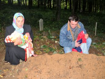 Amcasının oğluyla bir olup eşini öldürdü
