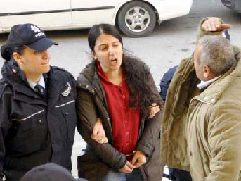 Babadan kızına 'slogan' tokatı