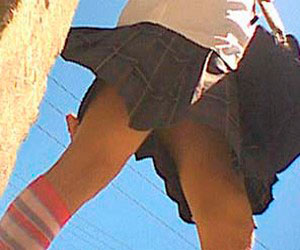 Otob�ste Etek Alt� Frikikleri Video �zle