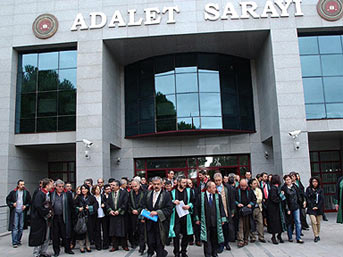 'Hakim duruşmada avukatı dövdü'