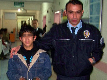 Genç kadın tokatla hırsızı yere serdi