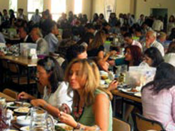 Öğrencilere at eti yedirdiler