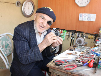 50 y�ld�r saat tamir ediyor