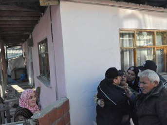 Hasarlı evlerin tahliyesinde savaş çıktı