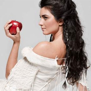 Tuba Büyüküstün nişanlandı