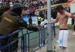 Polisten futbolcuya elektro-şok!