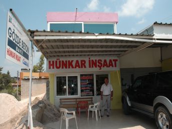 Kadirli’de bir iş yeri kurşunlandı
